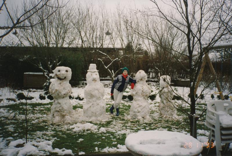 gIMG_0004.jpg - Robert ved nogle af de mange snebolde vi lavede gennem tiden. -- Robert at some of the many snowbals we did make over the time.